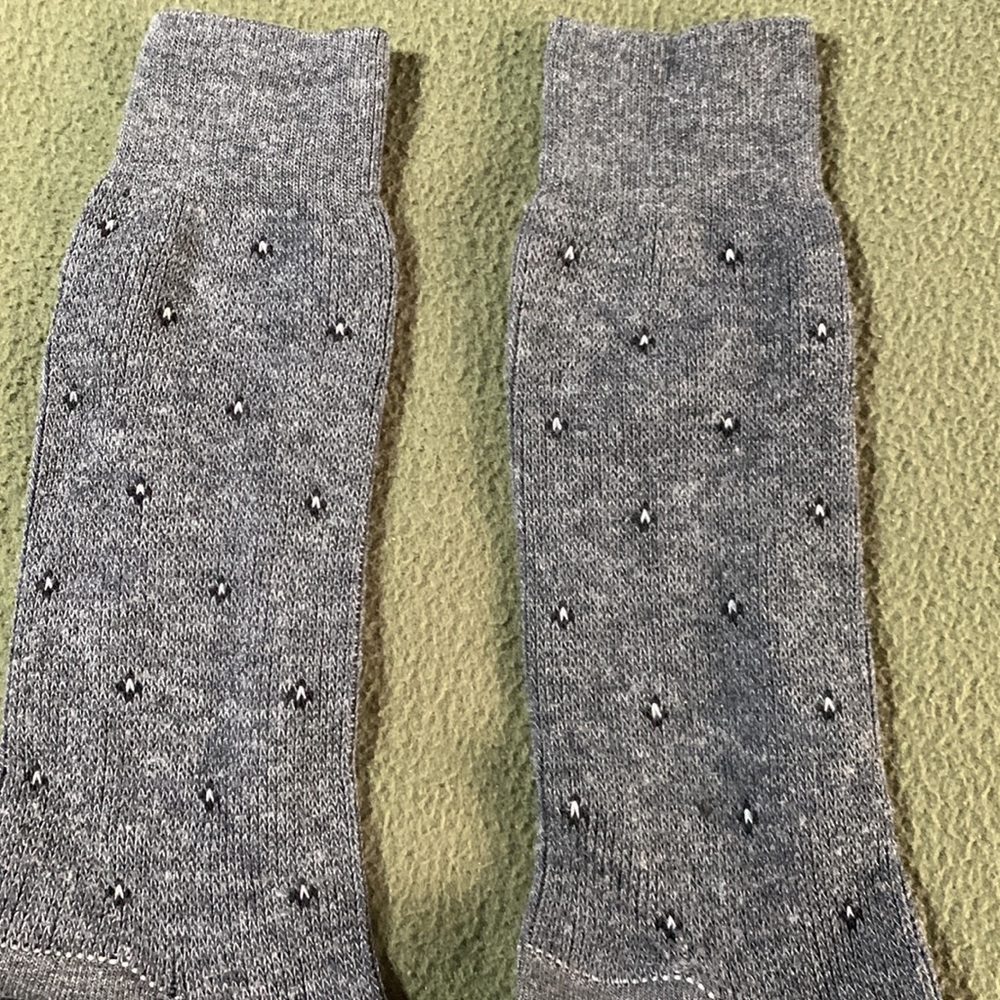 Lot of 5 Men’s dress socks. 2 brown 1 black Dockers, 1gray Gold Toe, 1 black - Picture 6 of 16
